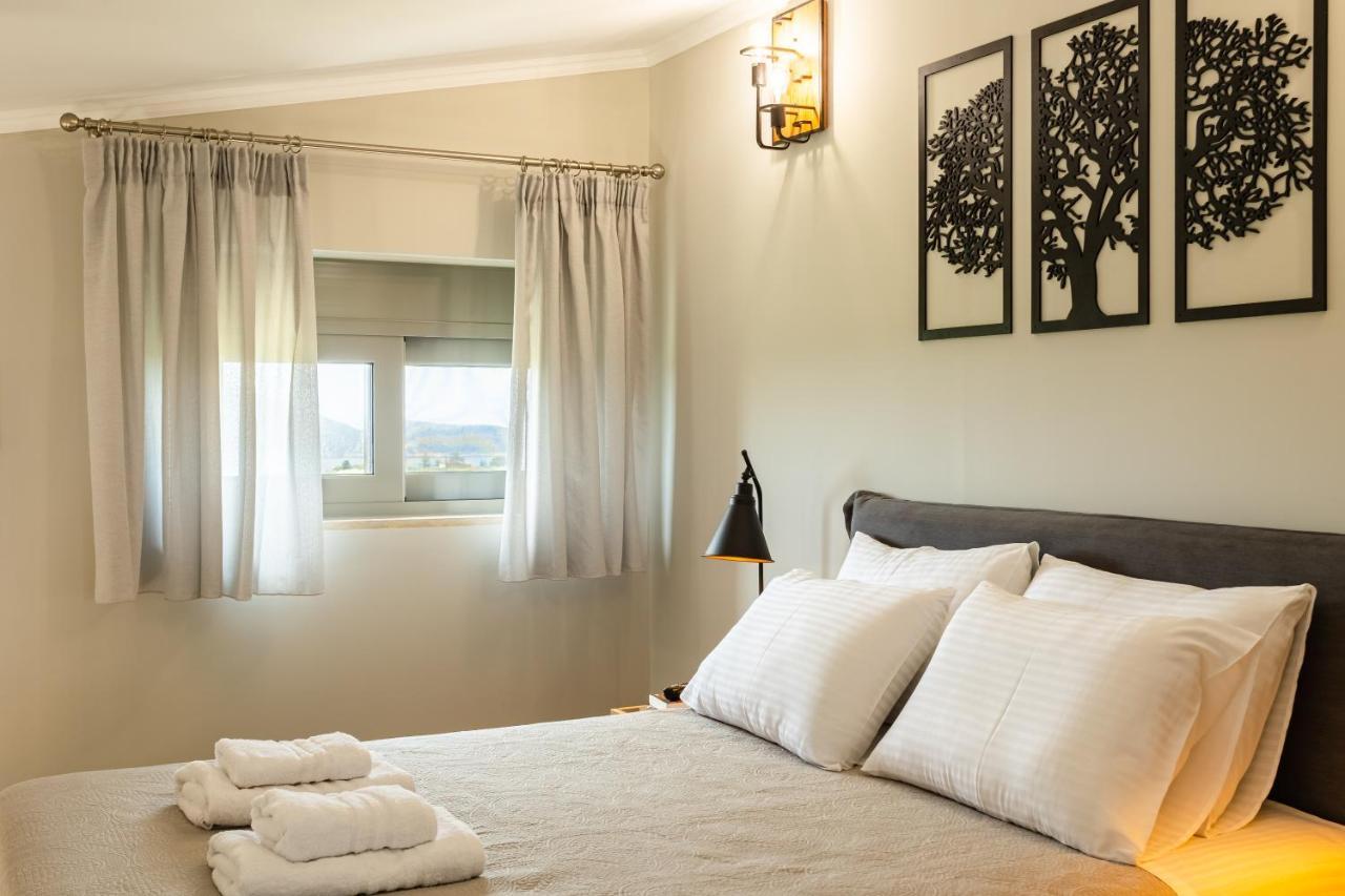 Entheon Olive - Poolside Retreats Villa *