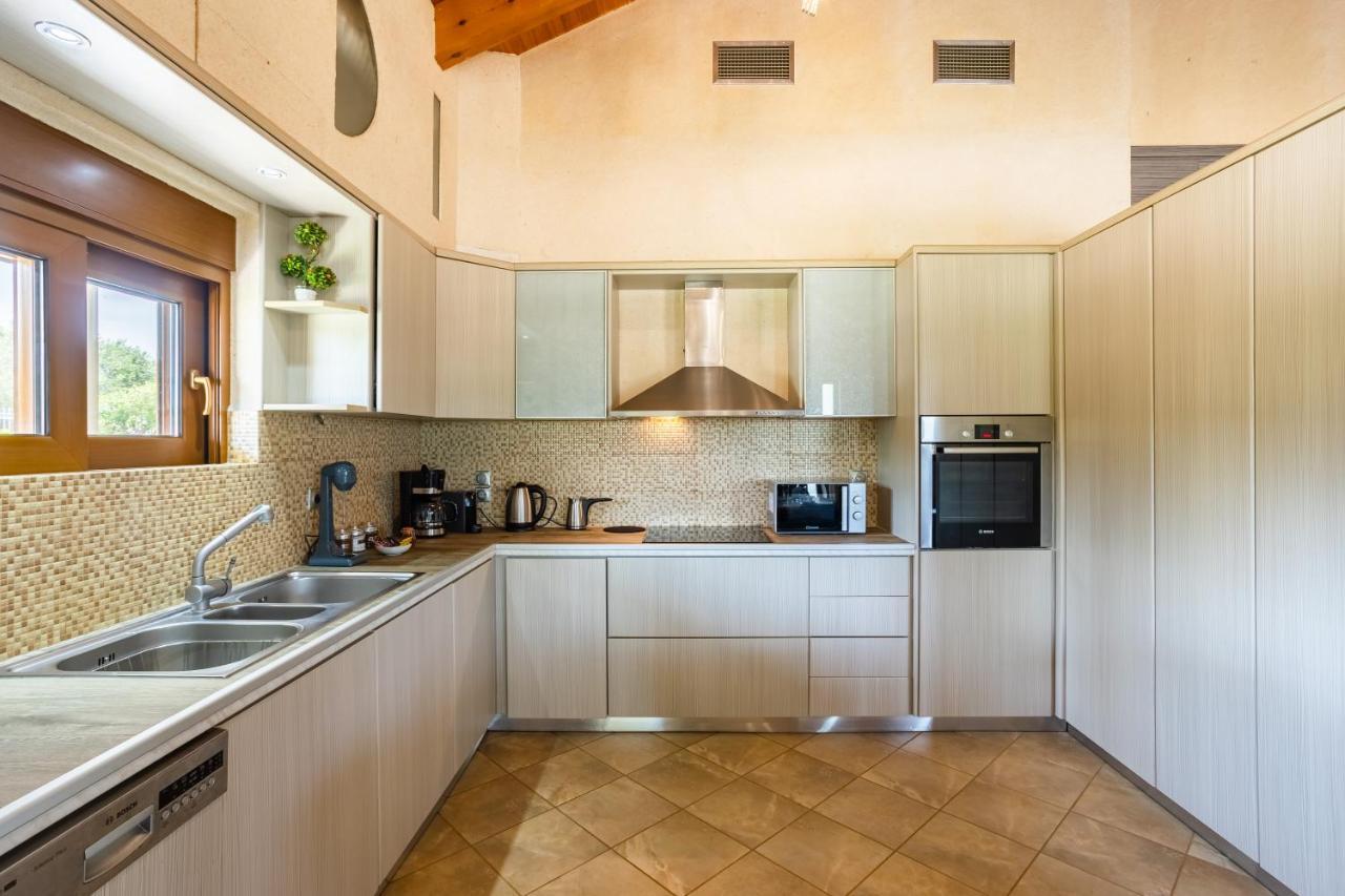 Entheon Olive - Poolside Retreats Marathopoli