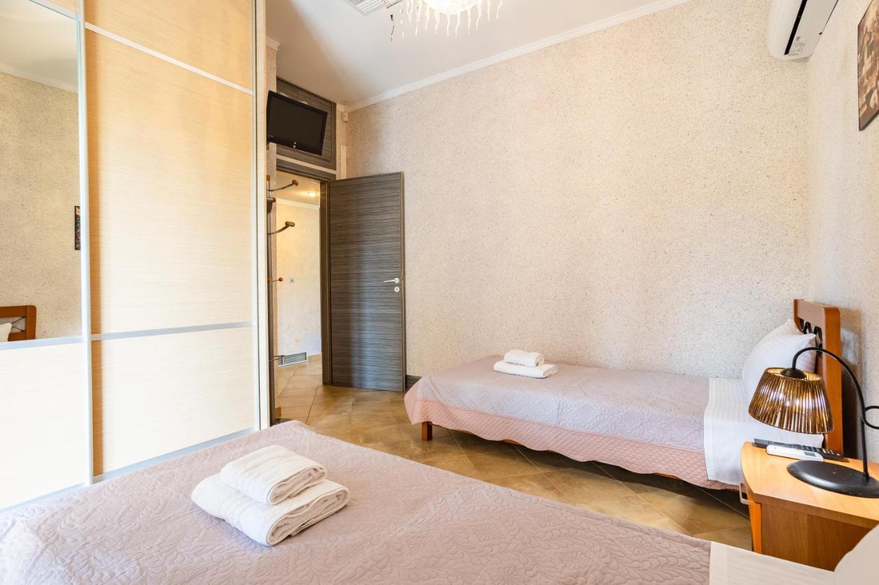 Entheon Olive - Poolside Retreats