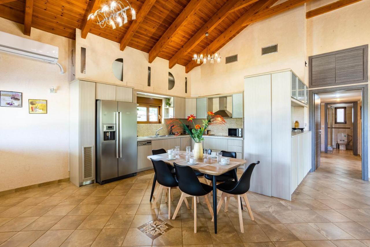 Entheon Olive - Poolside Retreats Villa *