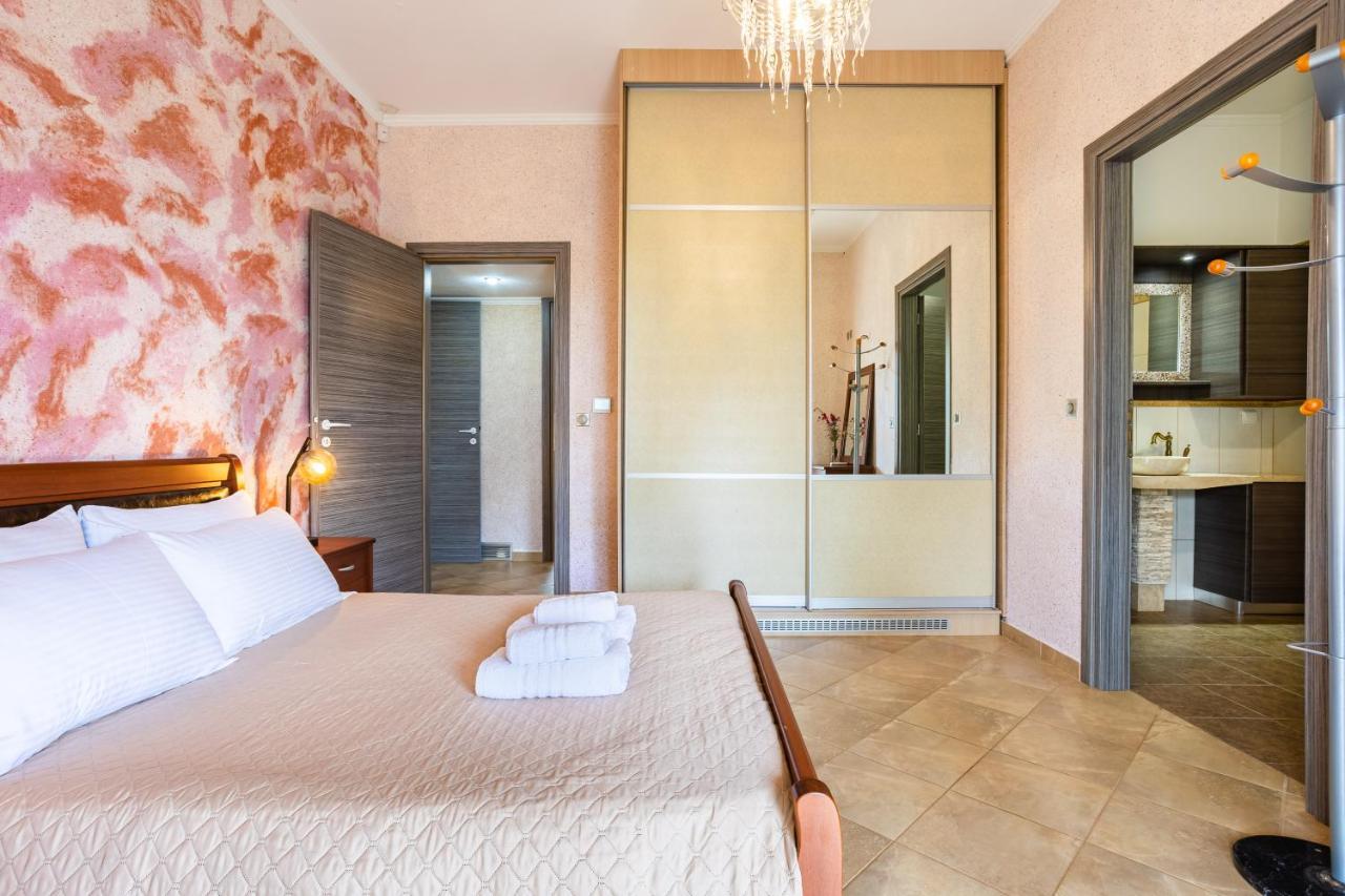 Entheon Olive - Poolside Retreats Villa